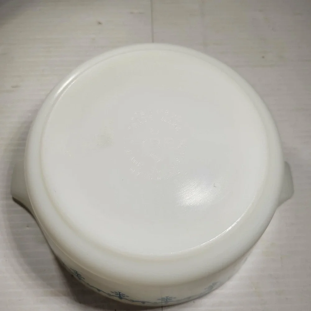 Pyrex 472 Casserole Dish 1.5 Pt White Blue Lace Snowflake Garland NO LID